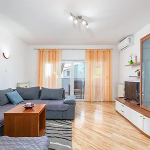  Apartament Lora